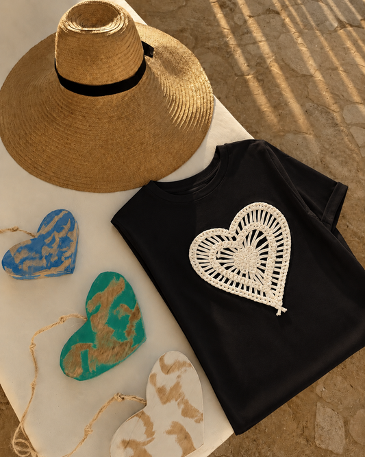 Camiseta Negra Hilos del Corazón 
