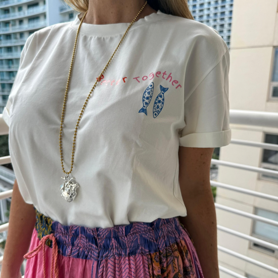 layering camiseta con collar de corazon atomico.