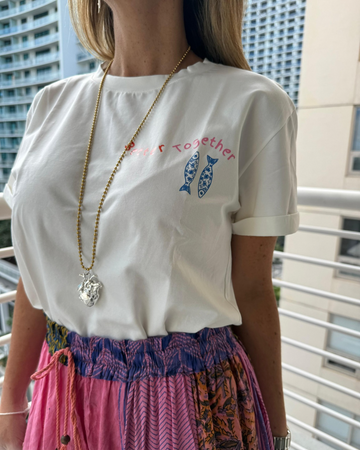 layering camiseta con collar de corazon atomico.