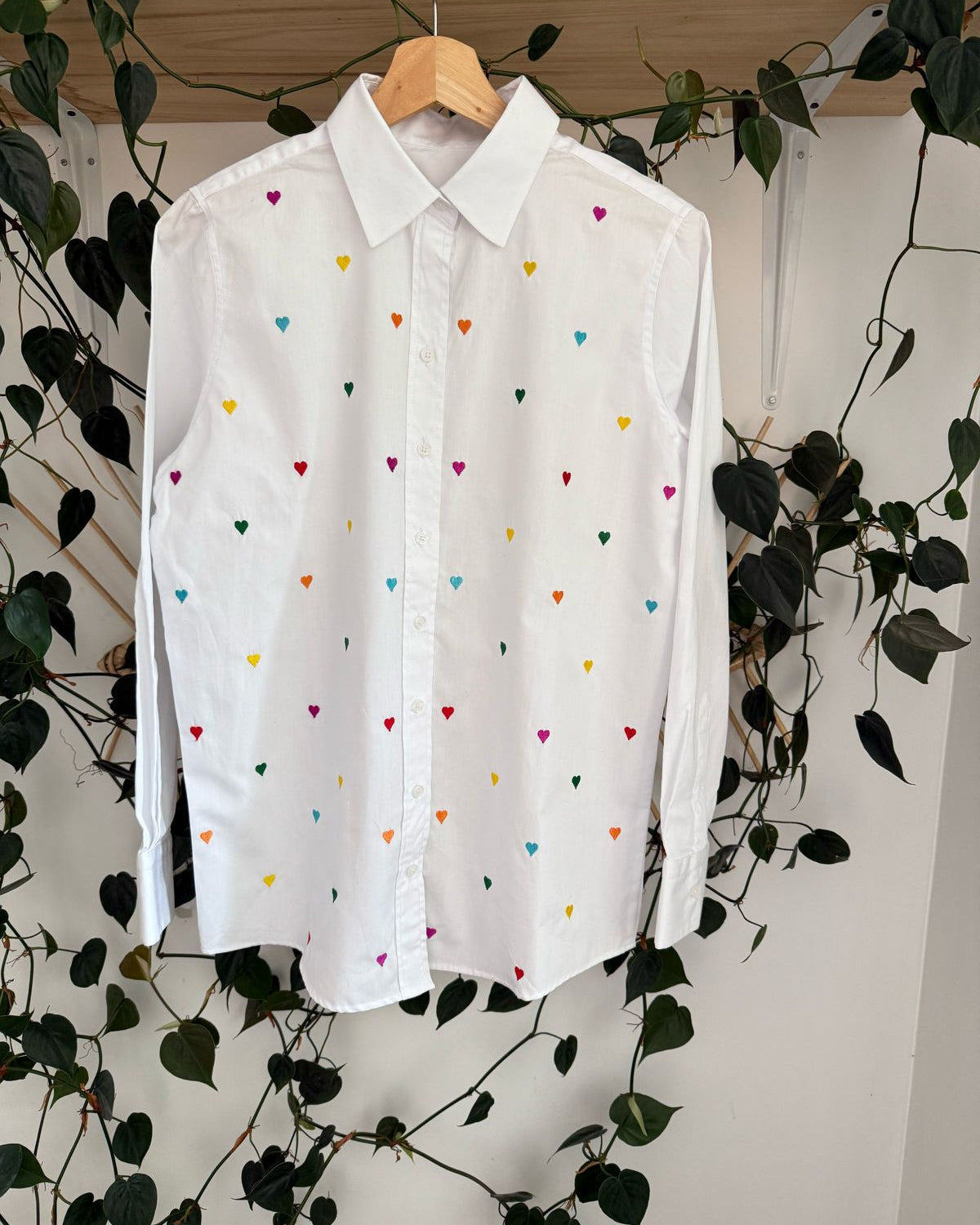 camisa en algodon con mini corazoes bordados