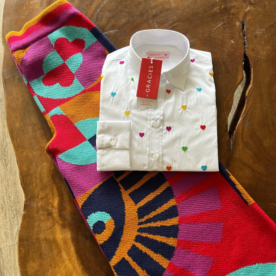 camisa en algodon con mini corazoes bordados