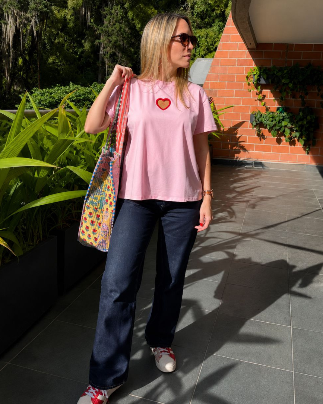 Camiseta Rosada Llueven Corazones 