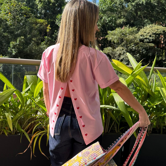 Camiseta Rosada Llueven Corazones 