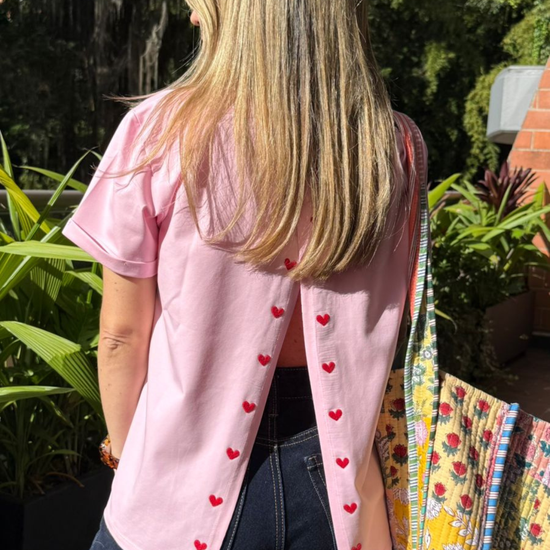 Camiseta Rosada Llueven Corazones 